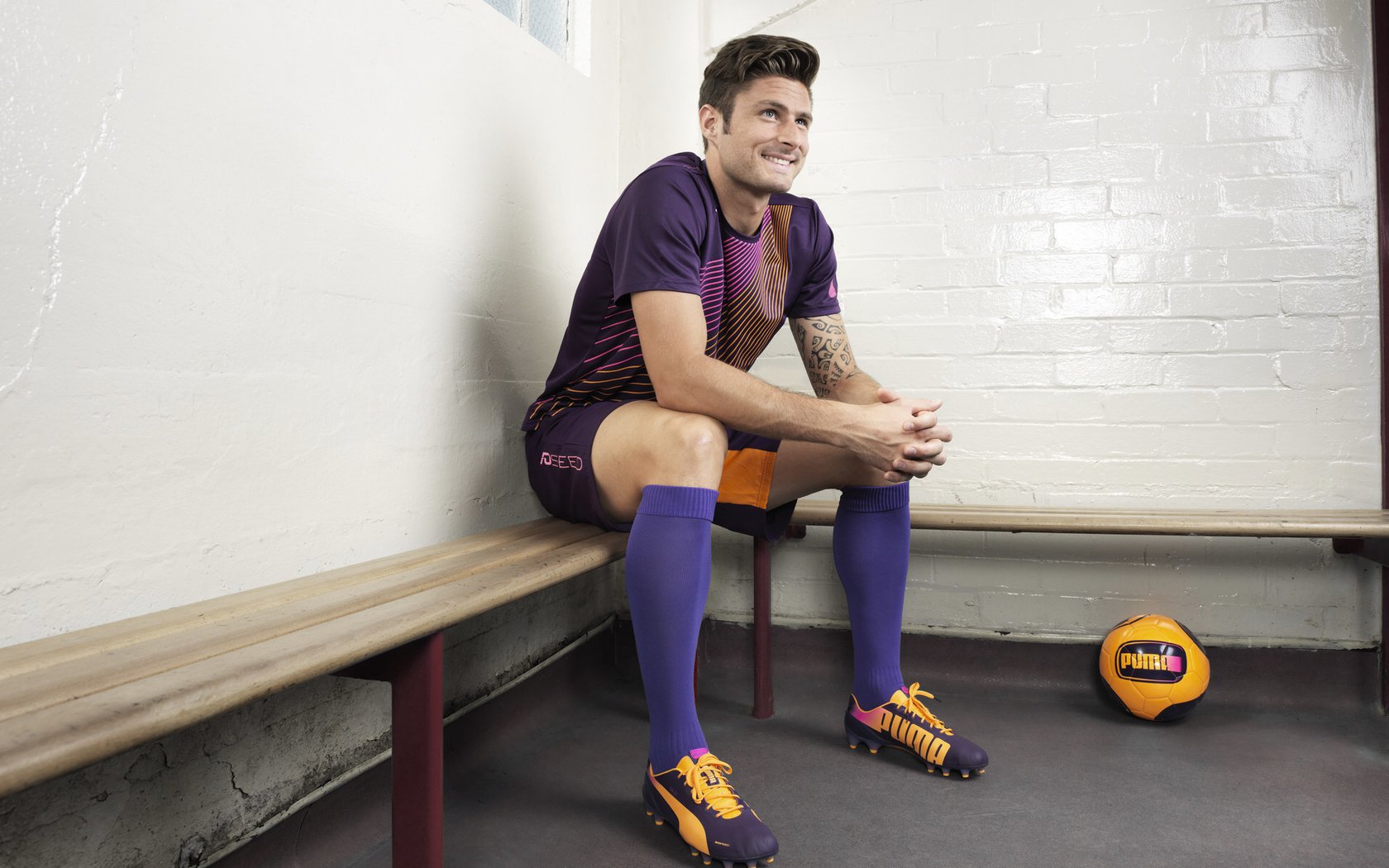 开云体育平台APP-英超争冠焦点战,当绿茵场上的硝烟,映照世界另一端的战火