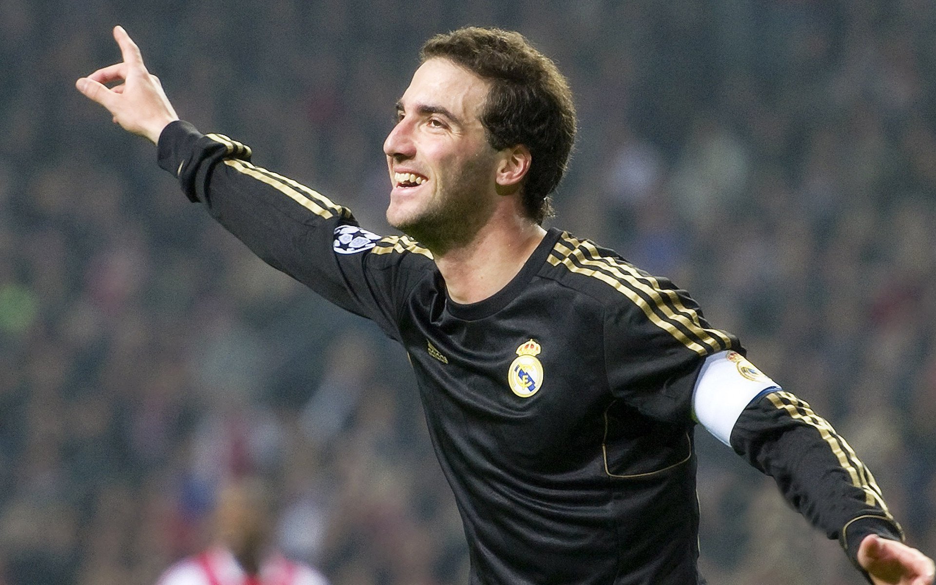 开云体育官网-萨拉赫一剑封喉,AC米兰轻取爱尔兰的背后,当埃及法老穿上红黑战袍